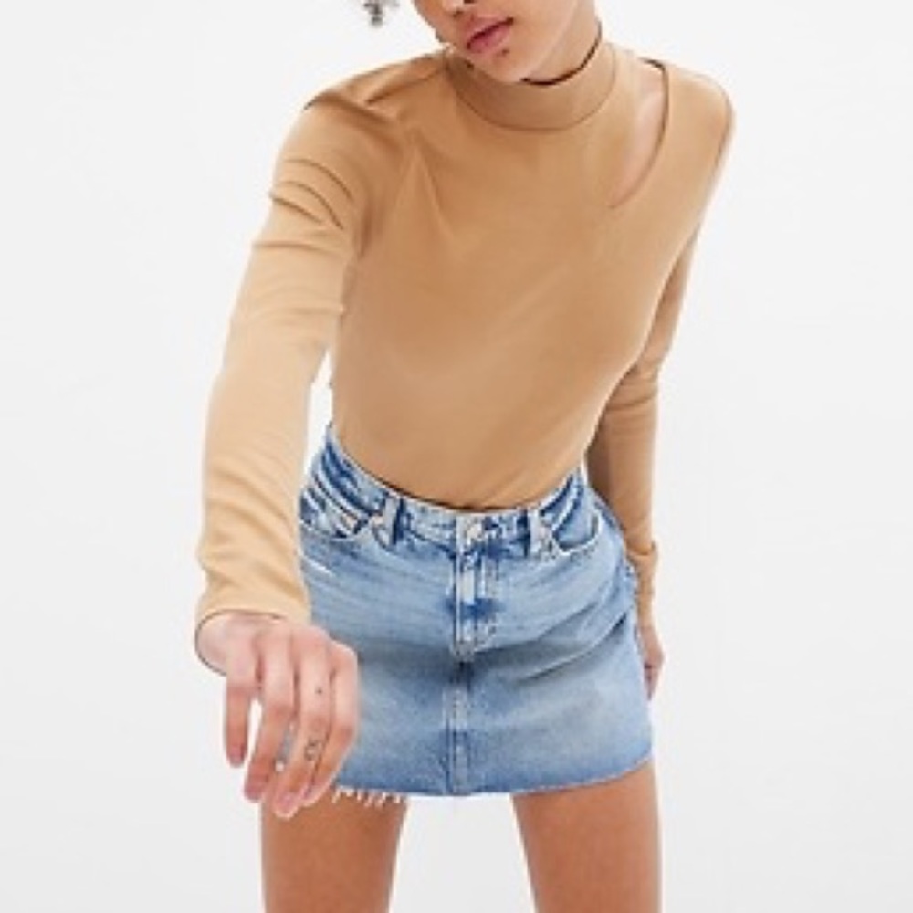 GAP Modern Mockneck Cutout Top in Holiday Brown • US S Tall